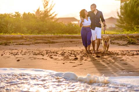 Lindo ensaio casal e namoro realizado em Praia Grande e Praia Formosa Aracruz por fotógrafos de casamento de vila velha fotógrafos de casamento de vitória fotógrafos de casamento de serra Espirito santo ES com Golden Retriever e cachorro'