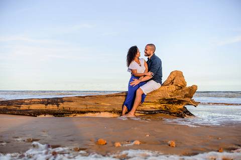 Lindo ensaio casal e namoro realizado em Praia Grande e Praia Formosa Aracruz por fotógrafos de casamento de vila velha fotógrafos de casamento de vitória fotógrafos de casamento de serra Espirito santo ES com Golden Retriever e cachorro'
