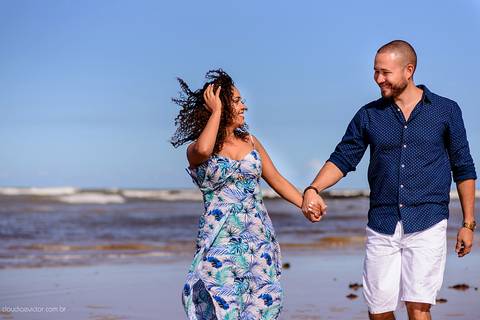 Lindo ensaio casal e namoro realizado em Praia Grande e Praia Formosa Aracruz por fotógrafos de casamento de vila velha fotógrafos de casamento de vitória fotógrafos de casamento de serra Espirito santo ES com Golden Retriever e cachorro'