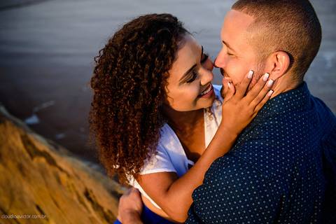Lindo ensaio casal e namoro realizado em Praia Grande e Praia Formosa Aracruz por fotógrafos de casamento de vila velha fotógrafos de casamento de vitória fotógrafos de casamento de serra Espirito santo ES com Golden Retriever e cachorro'