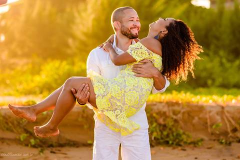 Lindo ensaio casal e namoro realizado em Praia Grande e Praia Formosa Aracruz por fotógrafos de casamento de vila velha fotógrafos de casamento de vitória fotógrafos de casamento de serra Espirito santo ES com Golden Retriever e cachorro'