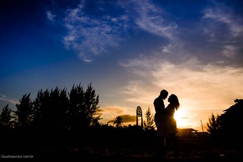 Lindo ensaio casal e namoro realizado em Praia Grande e Praia Formosa Aracruz por fotógrafos de casamento de vila velha fotógrafos de casamento de vitória fotógrafos de casamento de serra Espirito santo ES com Golden Retriever e cachorro'