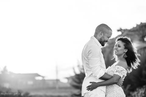 Lindo ensaio casal e namoro realizado em Praia Grande e Praia Formosa Aracruz por fotógrafos de casamento de vila velha fotógrafos de casamento de vitória fotógrafos de casamento de serra Espirito santo ES com Golden Retriever e cachorro'