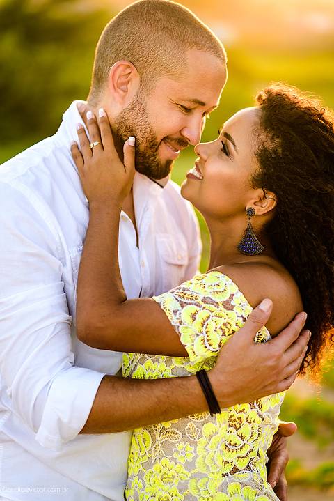 Lindo ensaio casal e namoro realizado em Praia Grande e Praia Formosa Aracruz por fotógrafos de casamento de vila velha fotógrafos de casamento de vitória fotógrafos de casamento de serra Espirito santo ES com Golden Retriever e cachorro'