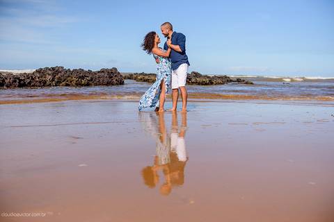 Lindo ensaio casal e namoro realizado em Praia Grande e Praia Formosa Aracruz por fotógrafos de casamento de vila velha fotógrafos de casamento de vitória fotógrafos de casamento de serra Espirito santo ES com Golden Retriever e cachorro'