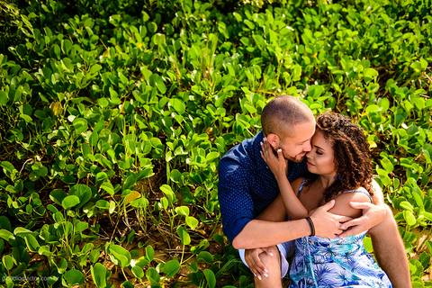 Lindo ensaio casal e namoro realizado em Praia Grande e Praia Formosa Aracruz por fotógrafos de casamento de vila velha fotógrafos de casamento de vitória fotógrafos de casamento de serra Espirito santo ES com Golden Retriever e cachorro'