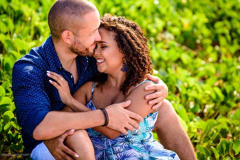 Lindo ensaio casal e namoro realizado em Praia Grande e Praia Formosa Aracruz por fotógrafos de casamento de vila velha fotógrafos de casamento de vitória fotógrafos de casamento de serra Espirito santo ES com Golden Retriever e cachorro'