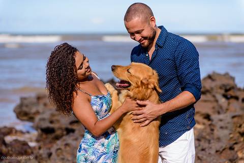 Lindo ensaio casal e namoro realizado em Praia Grande e Praia Formosa Aracruz por fotógrafos de casamento de vila velha fotógrafos de casamento de vitória fotógrafos de casamento de serra Espirito santo ES com Golden Retriever e cachorro'