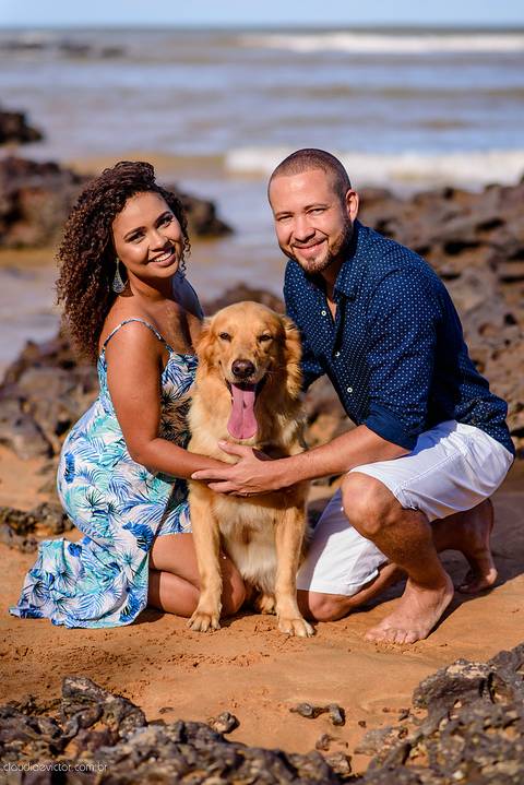 Lindo ensaio casal e namoro realizado em Praia Grande e Praia Formosa Aracruz por fotógrafos de casamento de vila velha fotógrafos de casamento de vitória fotógrafos de casamento de serra Espirito santo ES com Golden Retriever e cachorro'