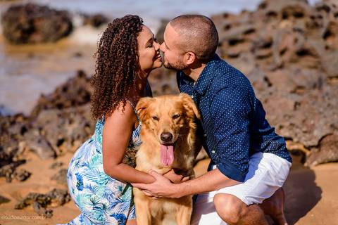 Lindo ensaio casal e namoro realizado em Praia Grande e Praia Formosa Aracruz por fotógrafos de casamento de vila velha fotógrafos de casamento de vitória fotógrafos de casamento de serra Espirito santo ES com Golden Retriever e cachorro'