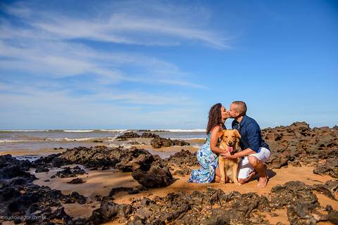 Lindo ensaio casal e namoro realizado em Praia Grande e Praia Formosa Aracruz por fotógrafos de casamento de vila velha fotógrafos de casamento de vitória fotógrafos de casamento de serra Espirito santo ES com Golden Retriever e cachorro'