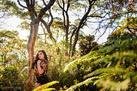Lindo ensaio feminino de 15 anos realizado em alto caparaó Minas Gerais por fotógrafos de casamento de vila velha fotógrafos de casamento de vitória fotógrafos de casamento de serra espirito santo ES com cachoeira, paisagem e verde'