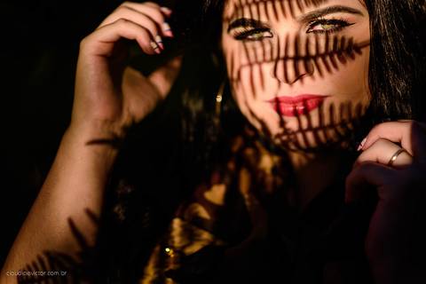 Lindo ensaio feminino de 15 anos realizado em alto caparaó Minas Gerais por fotógrafos de casamento de vila velha fotógrafos de casamento de vitória fotógrafos de casamento de serra espirito santo ES com cachoeira, paisagem e verde'