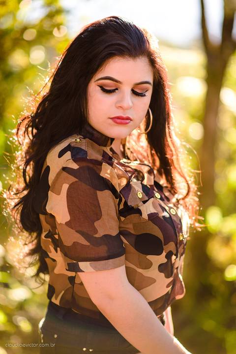 Lindo ensaio feminino de 15 anos realizado em alto caparaó Minas Gerais por fotógrafos de casamento de vila velha fotógrafos de casamento de vitória fotógrafos de casamento de serra espirito santo ES com cachoeira, paisagem e verde'