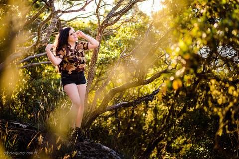 Lindo ensaio feminino de 15 anos realizado em alto caparaó Minas Gerais por fotógrafos de casamento de vila velha fotógrafos de casamento de vitória fotógrafos de casamento de serra espirito santo ES com cachoeira, paisagem e verde'