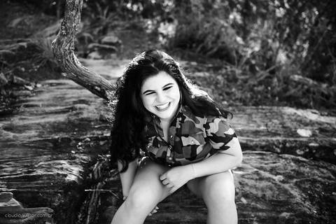 Lindo ensaio feminino de 15 anos realizado em alto caparaó Minas Gerais por fotógrafos de casamento de vila velha fotógrafos de casamento de vitória fotógrafos de casamento de serra espirito santo ES com cachoeira, paisagem e verde'