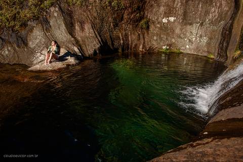 Lindo ensaio feminino de 15 anos realizado em alto caparaó Minas Gerais por fotógrafos de casamento de vila velha fotógrafos de casamento de vitória fotógrafos de casamento de serra espirito santo ES com cachoeira, paisagem e verde'