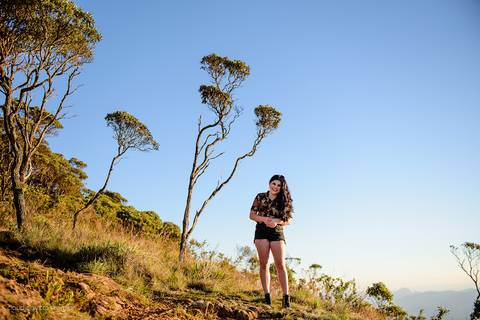 Lindo ensaio feminino de 15 anos realizado em alto caparaó Minas Gerais por fotógrafos de casamento de vila velha fotógrafos de casamento de vitória fotógrafos de casamento de serra espirito santo ES com cachoeira, paisagem e verde'