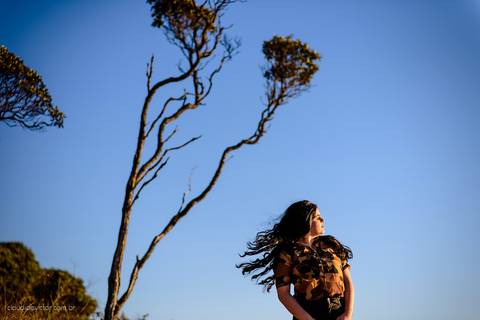 Lindo ensaio feminino de 15 anos realizado em alto caparaó Minas Gerais por fotógrafos de casamento de vila velha fotógrafos de casamento de vitória fotógrafos de casamento de serra espirito santo ES com cachoeira, paisagem e verde'