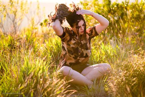 Lindo ensaio feminino de 15 anos realizado em alto caparaó Minas Gerais por fotógrafos de casamento de vila velha fotógrafos de casamento de vitória fotógrafos de casamento de serra espirito santo ES com cachoeira, paisagem e verde'