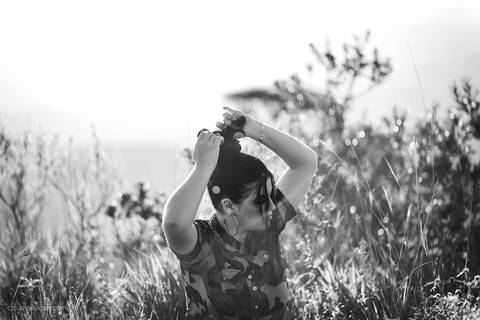 Lindo ensaio feminino de 15 anos realizado em alto caparaó Minas Gerais por fotógrafos de casamento de vila velha fotógrafos de casamento de vitória fotógrafos de casamento de serra espirito santo ES com cachoeira, paisagem e verde'