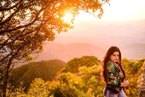 Lindo ensaio feminino de 15 anos realizado em alto caparaó Minas Gerais por fotógrafos de casamento de vila velha fotógrafos de casamento de vitória fotógrafos de casamento de serra espirito santo ES com cachoeira, paisagem e verde'
