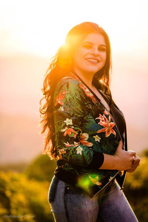 Lindo ensaio feminino de 15 anos realizado em alto caparaó Minas Gerais por fotógrafos de casamento de vila velha fotógrafos de casamento de vitória fotógrafos de casamento de serra espirito santo ES com cachoeira, paisagem e verde'
