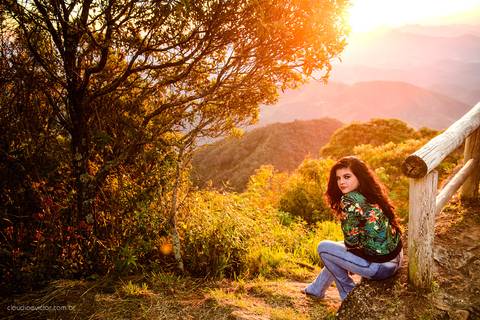 Lindo ensaio feminino de 15 anos realizado em alto caparaó Minas Gerais por fotógrafos de casamento de vila velha fotógrafos de casamento de vitória fotógrafos de casamento de serra espirito santo ES com cachoeira, paisagem e verde'