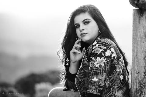 Lindo ensaio feminino de 15 anos realizado em alto caparaó Minas Gerais por fotógrafos de casamento de vila velha fotógrafos de casamento de vitória fotógrafos de casamento de serra espirito santo ES com cachoeira, paisagem e verde'