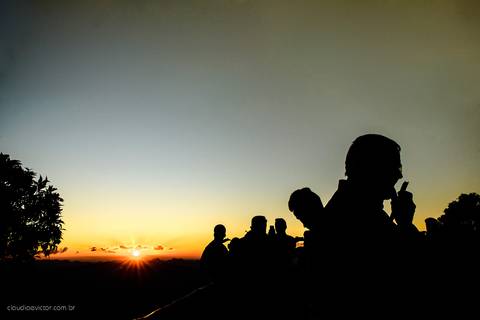 Lindo ensaio feminino de 15 anos realizado em alto caparaó Minas Gerais por fotógrafos de casamento de vila velha fotógrafos de casamento de vitória fotógrafos de casamento de serra espirito santo ES com cachoeira, paisagem e verde'