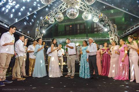 Lindo casamento realizado na igreja reis magos na serra por fotógrafos de casamento de vila velha fotógrafos de casamento de vitória fotógrafos de casamento de serra espirito santo es com noivo noiva pista de dança e carimbó'