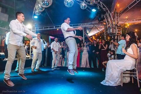 Lindo casamento realizado na igreja reis magos na serra por fotógrafos de casamento de vila velha fotógrafos de casamento de vitória fotógrafos de casamento de serra espirito santo es com noivo noiva pista de dança e carimbó'