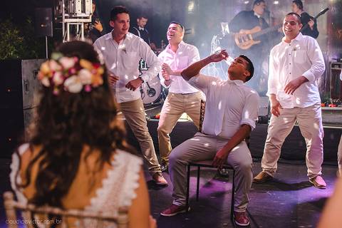 Lindo casamento realizado na igreja reis magos na serra por fotógrafos de casamento de vila velha fotógrafos de casamento de vitória fotógrafos de casamento de serra espirito santo es com noivo noiva pista de dança e carimbó'