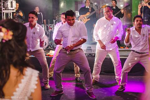 Lindo casamento realizado na igreja reis magos na serra por fotógrafos de casamento de vila velha fotógrafos de casamento de vitória fotógrafos de casamento de serra espirito santo es com noivo noiva pista de dança e carimbó'