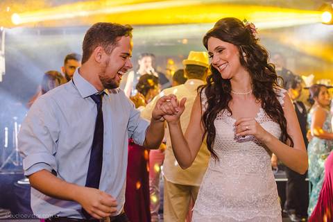 Lindo casamento realizado na igreja reis magos na serra por fotógrafos de casamento de vila velha fotógrafos de casamento de vitória fotógrafos de casamento de serra espirito santo es com noivo noiva pista de dança e carimbó'