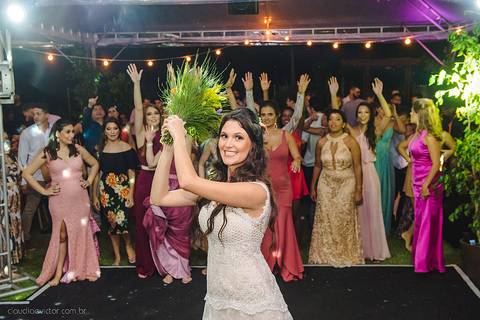 Lindo casamento realizado na igreja reis magos na serra por fotógrafos de casamento de vila velha fotógrafos de casamento de vitória fotógrafos de casamento de serra espirito santo es com noivo noiva pista de dança e carimbó'