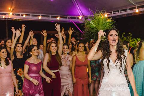 Lindo casamento realizado na igreja reis magos na serra por fotógrafos de casamento de vila velha fotógrafos de casamento de vitória fotógrafos de casamento de serra espirito santo es com noivo noiva pista de dança e carimbó'