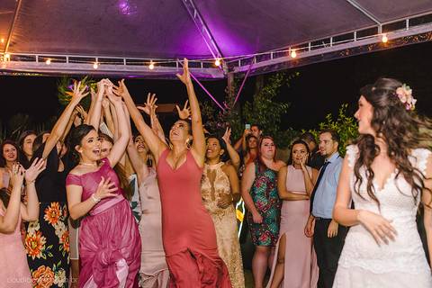 Lindo casamento realizado na igreja reis magos na serra por fotógrafos de casamento de vila velha fotógrafos de casamento de vitória fotógrafos de casamento de serra espirito santo es com noivo noiva pista de dança e carimbó'