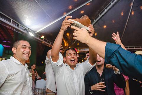 Lindo casamento realizado na igreja reis magos na serra por fotógrafos de casamento de vila velha fotógrafos de casamento de vitória fotógrafos de casamento de serra espirito santo es com noivo noiva pista de dança e carimbó'