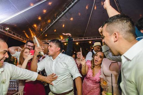 Lindo casamento realizado na igreja reis magos na serra por fotógrafos de casamento de vila velha fotógrafos de casamento de vitória fotógrafos de casamento de serra espirito santo es com noivo noiva pista de dança e carimbó'