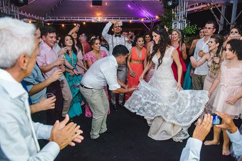 Lindo casamento realizado na igreja reis magos na serra por fotógrafos de casamento de vila velha fotógrafos de casamento de vitória fotógrafos de casamento de serra espirito santo es com noivo noiva pista de dança e carimbó'