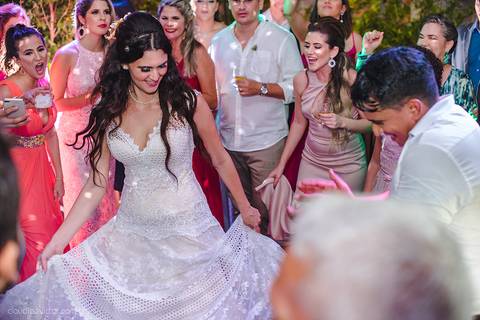 Lindo casamento realizado na igreja reis magos na serra por fotógrafos de casamento de vila velha fotógrafos de casamento de vitória fotógrafos de casamento de serra espirito santo es com noivo noiva pista de dança e carimbó'