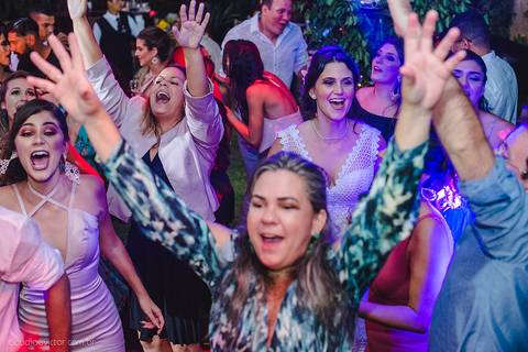 Lindo casamento realizado na igreja reis magos na serra por fotógrafos de casamento de vila velha fotógrafos de casamento de vitória fotógrafos de casamento de serra espirito santo es com noivo noiva pista de dança e carimbó'