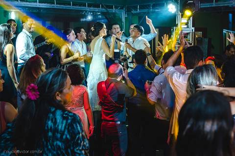 Lindo casamento realizado na igreja reis magos na serra por fotógrafos de casamento de vila velha fotógrafos de casamento de vitória fotógrafos de casamento de serra espirito santo es com noivo noiva pista de dança e carimbó'