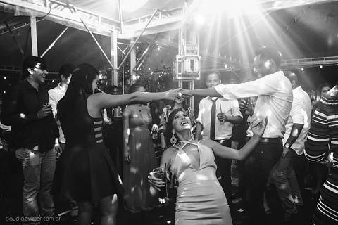 Lindo casamento realizado na igreja reis magos na serra por fotógrafos de casamento de vila velha fotógrafos de casamento de vitória fotógrafos de casamento de serra espirito santo es com noivo noiva pista de dança e carimbó'