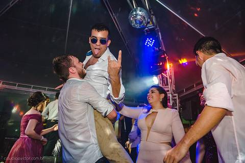 Lindo casamento realizado na igreja reis magos na serra por fotógrafos de casamento de vila velha fotógrafos de casamento de vitória fotógrafos de casamento de serra espirito santo es com noivo noiva pista de dança e carimbó'