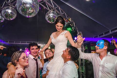 Lindo casamento realizado na igreja reis magos na serra por fotógrafos de casamento de vila velha fotógrafos de casamento de vitória fotógrafos de casamento de serra espirito santo es com noivo noiva pista de dança e carimbó'