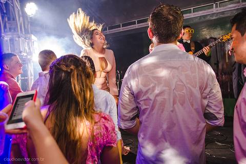 Lindo casamento realizado na igreja reis magos na serra por fotógrafos de casamento de vila velha fotógrafos de casamento de vitória fotógrafos de casamento de serra espirito santo es com noivo noiva pista de dança e carimbó'