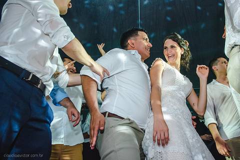 Lindo casamento realizado na igreja reis magos na serra por fotógrafos de casamento de vila velha fotógrafos de casamento de vitória fotógrafos de casamento de serra espirito santo es com noivo noiva pista de dança e carimbó'