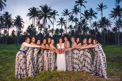 Lindo casamento com cerimônia realizada na praia de coqueiral de aracruz por fotógrafos de casamento vila velha fotógrafos de casamento vitória fotógrafos de casamento de serra esp santo es com noivo noiva e ensaio externo no bambuzal e na linha de trem'